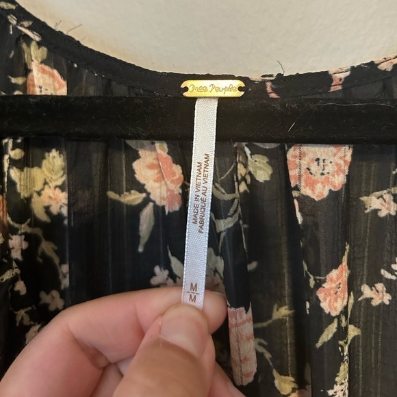 Free People New Final Rose Blouse in Black Combo Smocked Back Size Medium - Picture 5 of 5